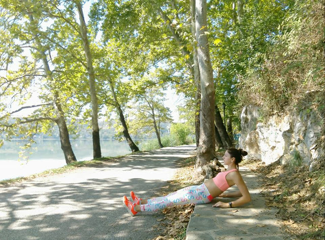 Κάθισε και τέντωσε τα πόδια μπροστά. Ξάπλωσε προς τα πίσω, στηρίξου στους καρπούς με λυγισμένους αγκώνες.